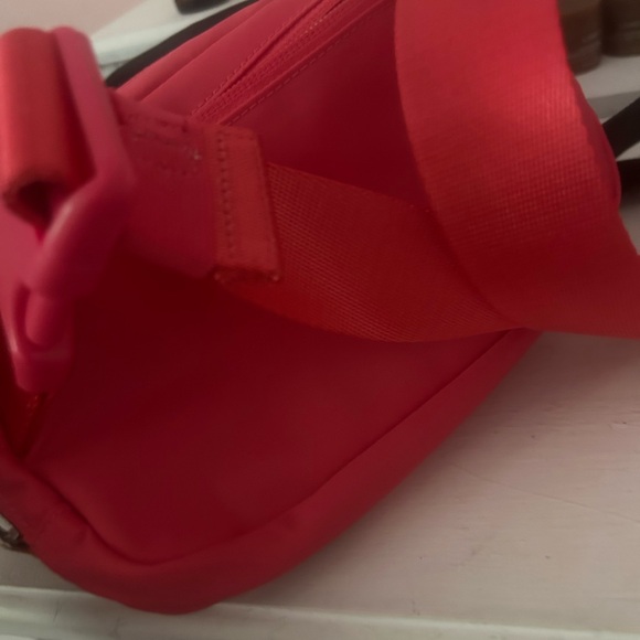 lululemon belt bag in color lipgloss brand new never used - Picture 3 of 3